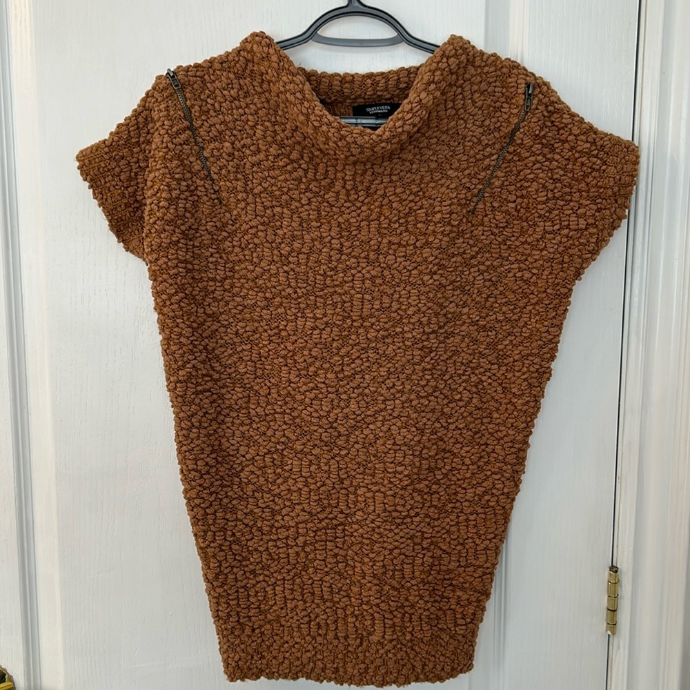 Simply Vera, Vera Wang knit top in size small.